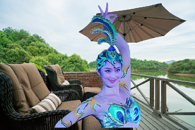 一排银针向着诺曦S射了过来，他伸出右臂，挡在身前