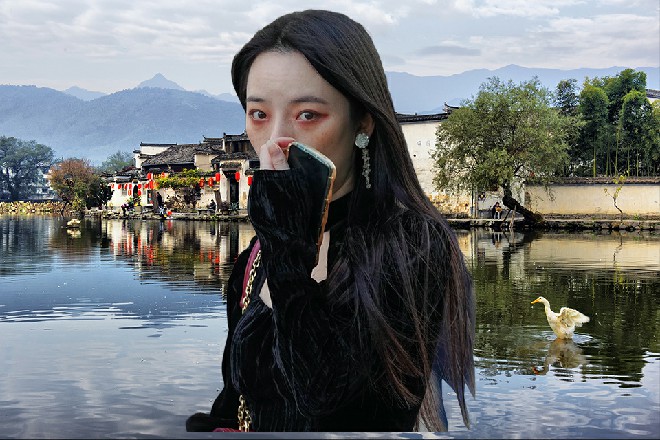 方青山用仅剩的一只胳膊抱着红色妖姬的大腿，眼神中全是哀求