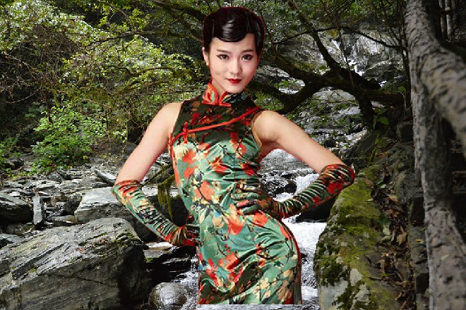 蓝水心因为身上湿漉漉的，冻得不行，恨得咬牙切齿