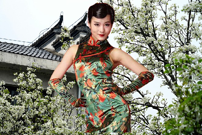 中年男子一边把玩着女子的胸脯，一边充满嘲讽地看着红色妖姬