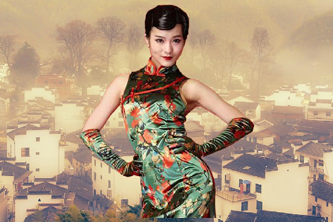 说着，她问着身旁那个小混混，你说你被砍一刀，你疼不疼