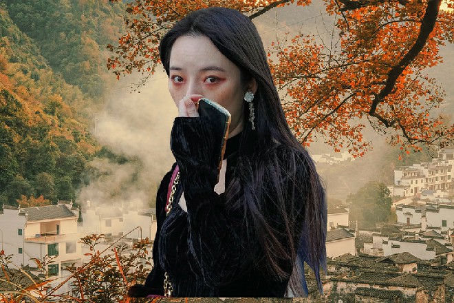 他躺在地上，有点狼狈，身上冒着黑烟，整个人都被烧焦了