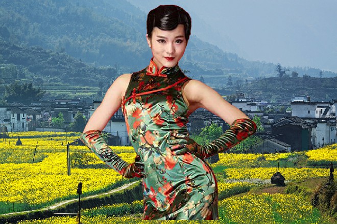 那女子红色的长发，明媚皓齿的，是个高挑的大美女