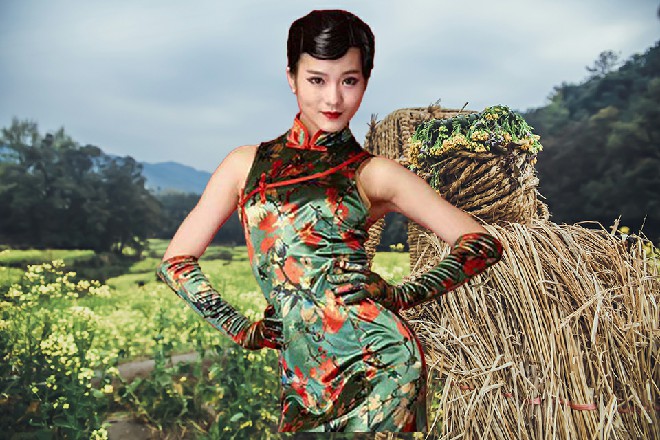 红色妖姬带着一种彪形大汉下了飞机，立刻引起了人群的注意