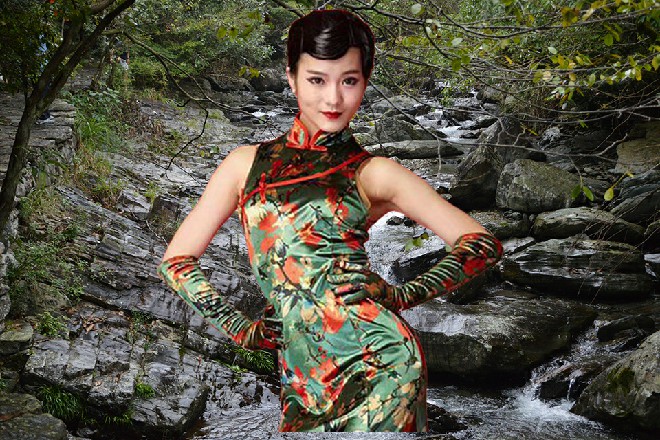 不过她也没办法，只好乖乖指着一艘停在港口的渔船说道