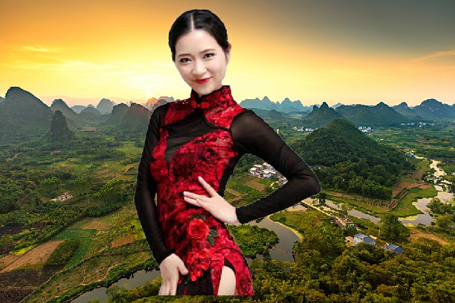 砰的一声，苏曼s面前的虚空直接被击碎，露出一个新的空间