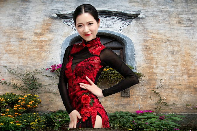 杨军在红色妖姬耳边低声说了一番，红色妖姬忍不住多看了杨军两眼