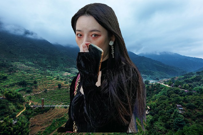 他一抬手，地上一张染血的名片飞了起来，落到他的手中