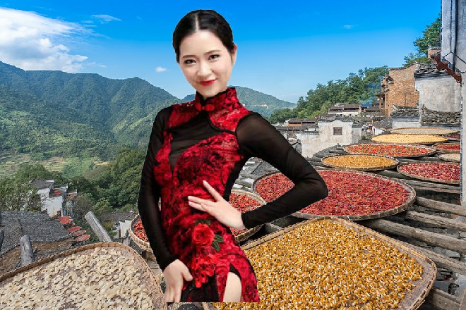 她看着诺曦S，似乎端详了一下，但很快就转移了目光