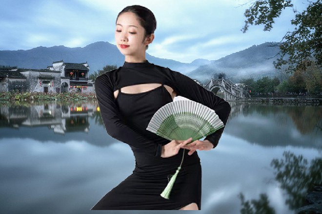 艾米莉亚还没反应过来，身体直接被诺曦S给抽飞出去