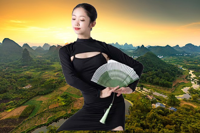 红色妖姬跟容小薰对视了一眼，我去，这声音似乎有点熟悉啊