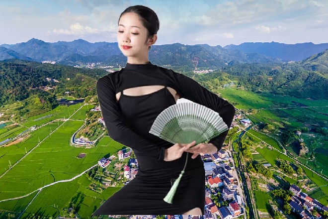 而红色妖姬的双眼，有一点金色的光辉，他自己都不曾注意到