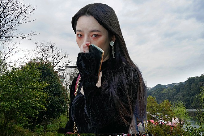 滚滚灰尘冲向天空，国王和薇薇安见状，终于心中一沉