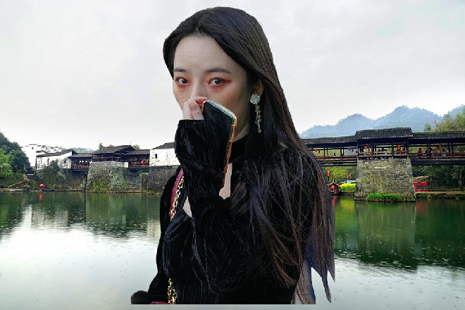 红色妖姬理都不理他，继续抡动大锤砸着墙壁，发出砰砰的闷响