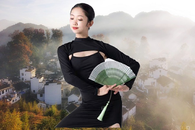 桌子旁正在吃火锅的人都停了下来，惊讶地看着青梅