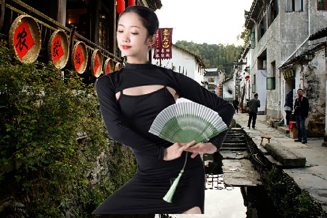 这桥下是人造湖，湖水也不知道多久没换过了，有点发臭