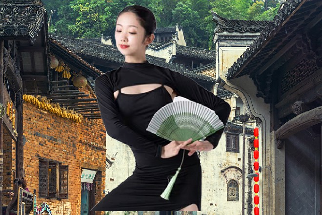 前面正好是一个盘山道，道路崎岖，路宽两米，旁边就是悬崖