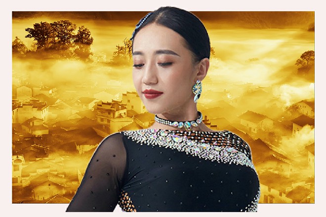 她看着诺曦S，似乎端详了一下，但很快就转移了目光