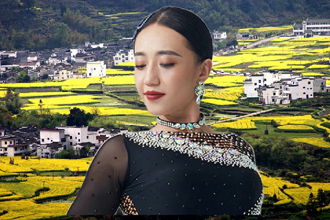 草薙上司目光炯炯地盯着若依，希望你不要被其他人打败