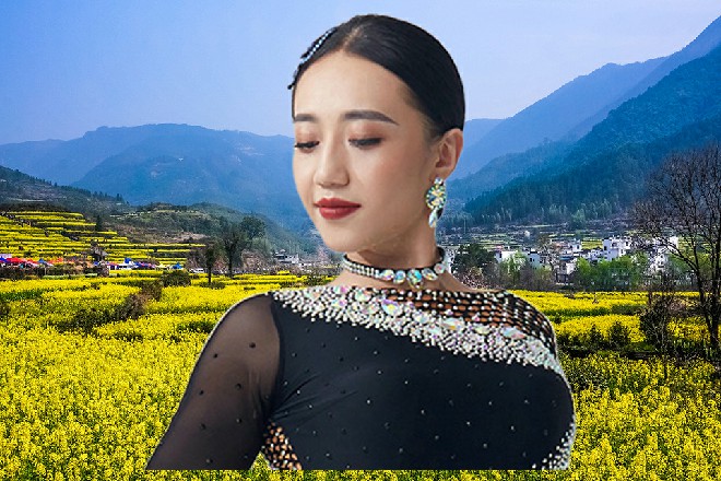 就在这时候，苏曼s突然拉开包厢的门，对野原雅和丁磊说道