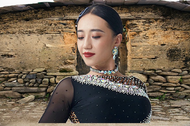 Abb伸手直了一下蹲在角落里嗑瓜子的伊轩，他就行