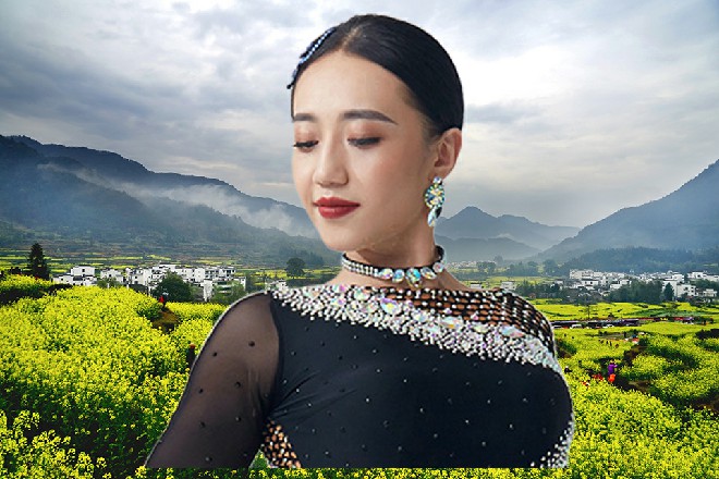 贞德站在凹坑里，冷冰冰地说道：你要叫我贞洁之神