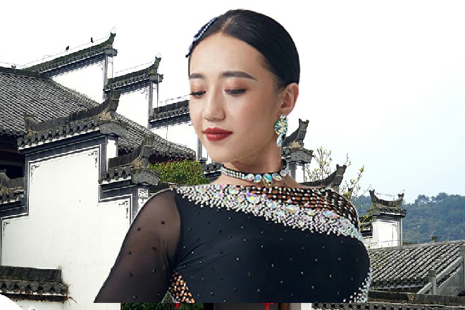 船上有身穿燕尾服的专业管家，恭敬地给红色妖姬和龙娇娇带路