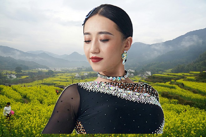 王玥仔细地看着伊轩，你实际上已经不是伊轩了对不对