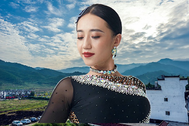 王玥惊呼一声，但意识到是苏曼s在抱她，红着脸抓到那护肤品