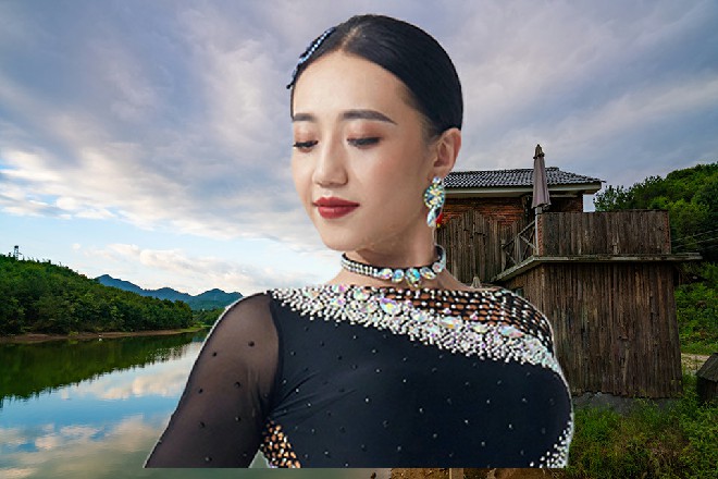 小公子另一只手控制着冷优优，丢出了五道剑气过来