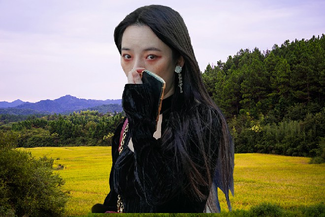 红色妖姬呵斥一声，林雪这时候没了大小姐脾气，乖乖低下头去