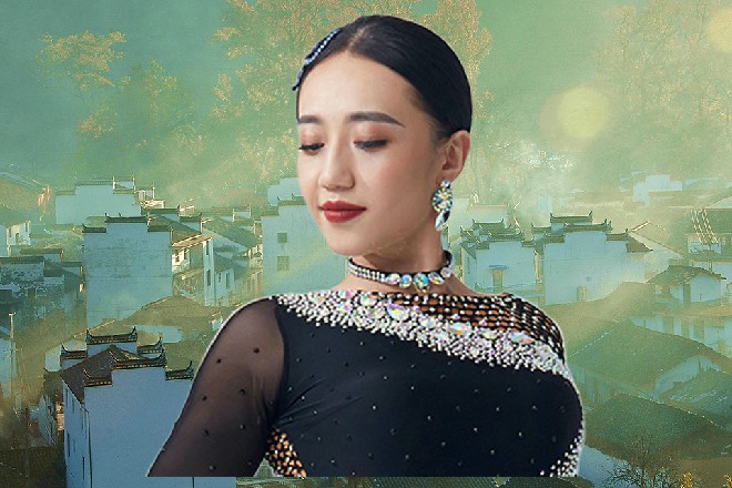 外面响起服务员的声音，红色妖姬也没想太多，直接拉开了房门