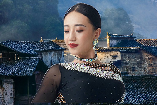 民警给李少端过来茶水，李少喝了一口，然后直接吐了出去