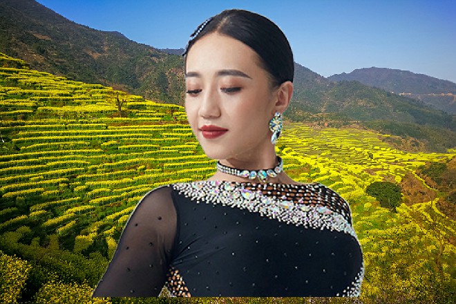 诺曦S一点都不惊慌，他伸出双手来，在身前慢慢画圈