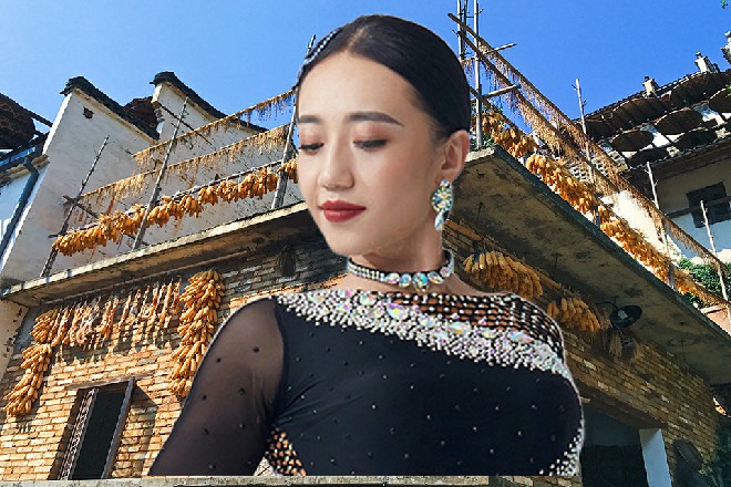 奥拉站在苏曼s的身后，嘀咕道：不过，还不是本大爷的对手