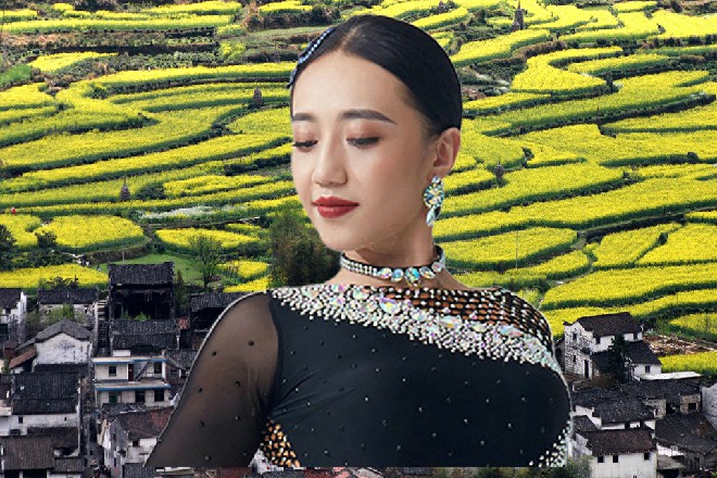 若依在空中一翻身，双腿直接跟导弹似的，一起踹了下来