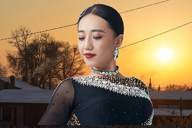 为首的正是那杨队长，他惊讶地看着站在原地的苏曼s，问道