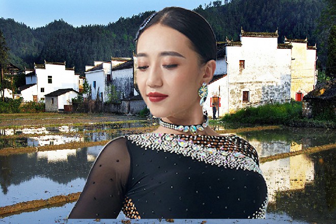 刑警顿时皱起眉头，伸手一挥，驱散面前的烟雾，同时呵斥道