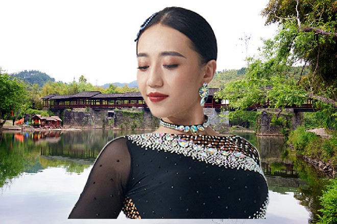 苏曼s觉得这个人有点惹人烦，他现在心情烦躁，不太想说话