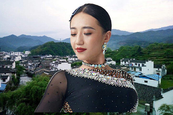 剩下的人纷纷逃跑，而红色妖姬策马立足，大刀横着挥舞出去