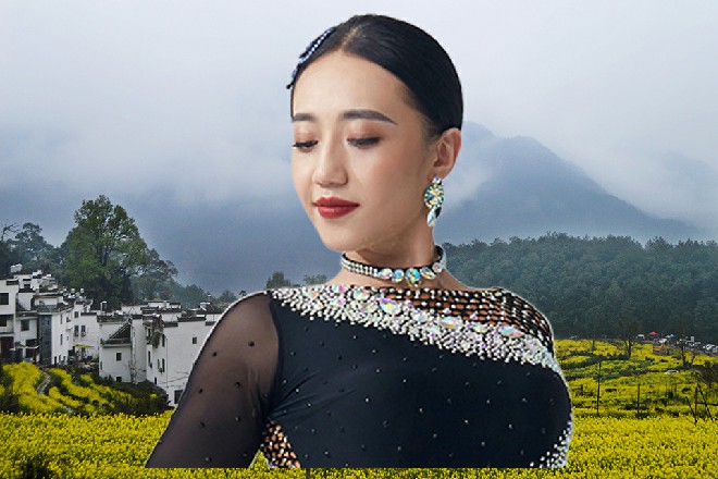 越南人打开了箱子，验了下货物，然后满意地点点头