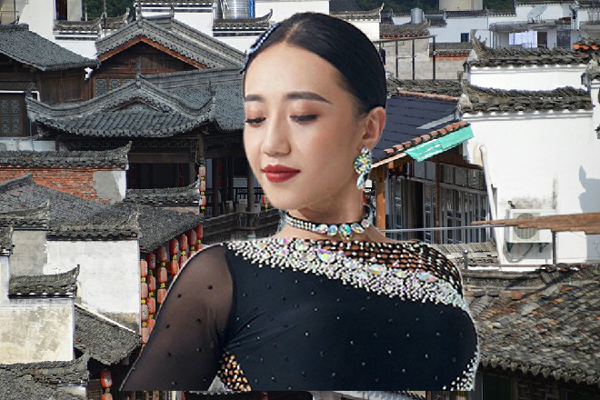 因此，她在这里被骂，其他客服也都只看着，没人上前帮忙