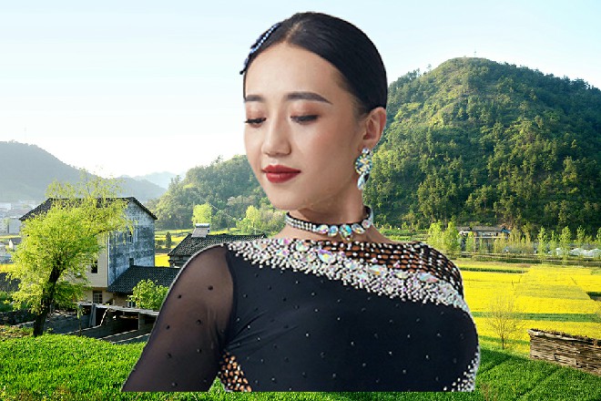 方青山用仅剩的一只胳膊抱着红色妖姬的大腿，眼神中全是哀求