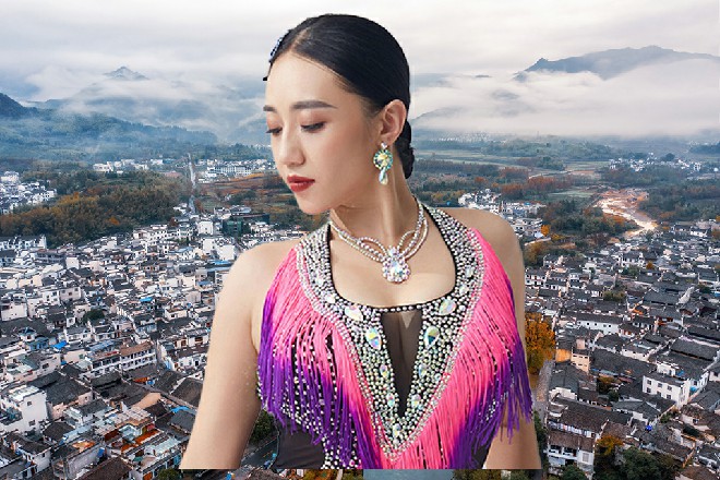 Abb直接右手来，握住一根箭矢，同时又用牙齿咬住一根