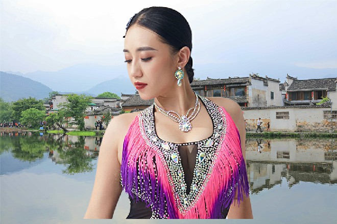 擂台微微往下一沉，可见龙面人这一掌的力量有多大