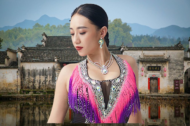 说着，四翼小队长一举手中的长矛，金色的光辉扩散了出去