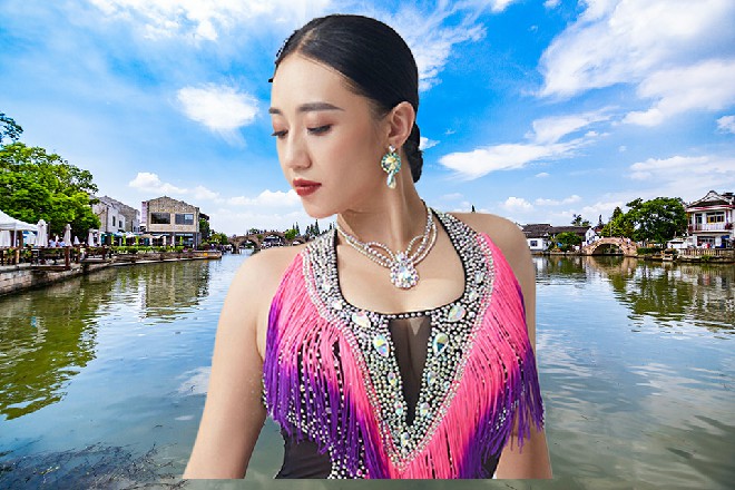 Abb不敢怠慢，连忙还手，两个人顿时打在了一起