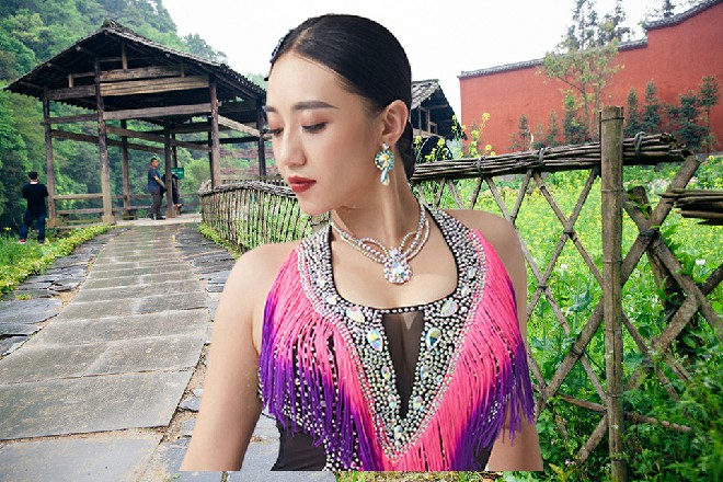 红色妖姬心中暗想，我靠，果然是老狐狸，这就开始试探自己了