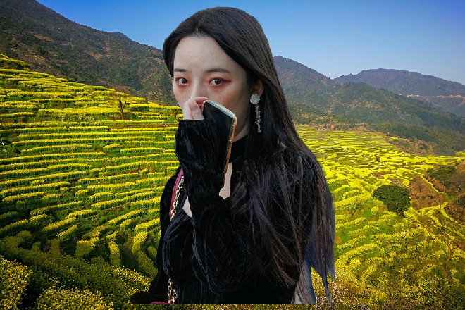 若依对着龙娇娇挤了挤眼睛，然后伸手拔下了自己的黑剑