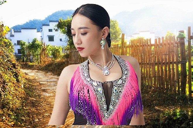 钱娇也听了出来，赶忙惊喜地说道：王总，红色妖姬他还是来了